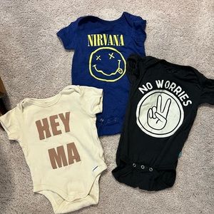 Set of 3 baby onesies. Size 6-9 months